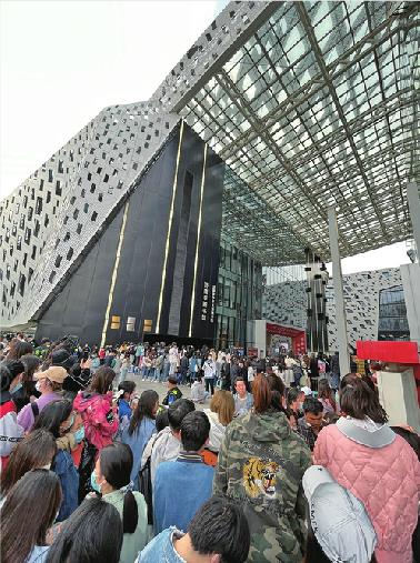 跑男”跑到济南，引爆“板凳经济” 《奔跑吧》济南站昨日开录，网友点赞“天蓝草绿好梦幻”