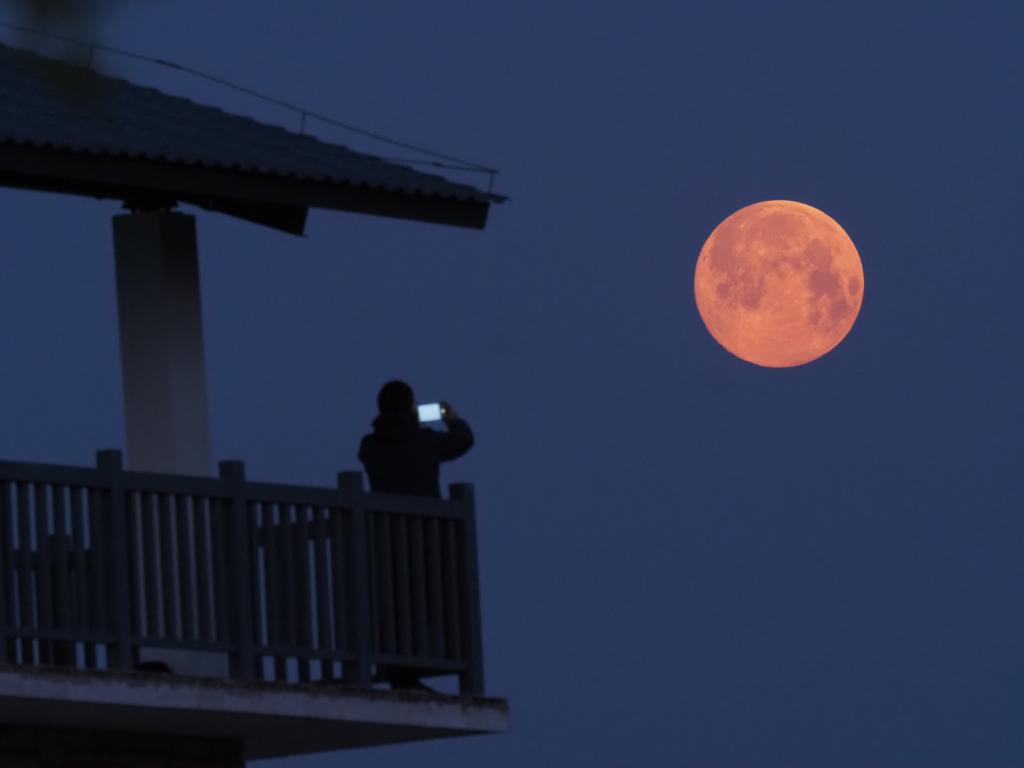 今年首次“超级月亮”今晚亮相