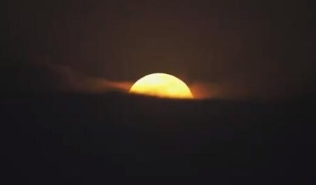 【今年首次超级月亮亮相】实拍超级月亮破云而出瞬间
