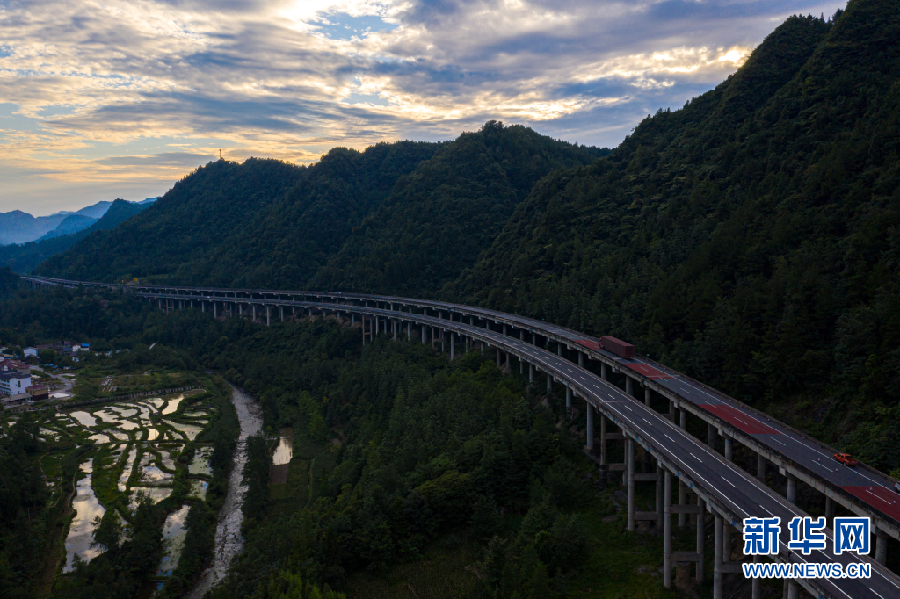 沿着高速看中国