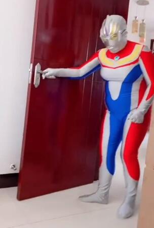 【叶公好龙】外婆扮奥特曼把外孙吓哭,这个世界没有光了