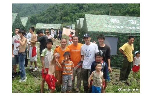 吴京在汶川地震时给灾民搭建帐篷 网友：这才是正能量明星