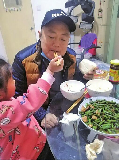 6岁女孩捐髓救父,盼他好转后平安回家:我愿意给爸爸抽血,我爱我的爸爸