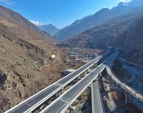 沿着高速看中国