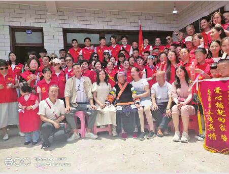 网络寻亲的李素燕昨日返回贵州老家与家人团聚 被拐25年终于回家：去外婆家的路她还记得