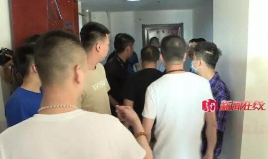 啥情况?女警抓捕现场发现嫌疑人是老同学，场面一度“失控”!