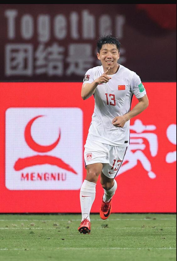 中国队球员金敬道在比赛中打入中国队第二粒进球后庆祝.