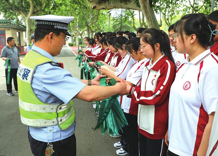 排查安全隐患 调整交管措施 设立护考分队 莱芜交警全力护航高考