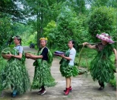 魔性！农村大妈抱自家蔬菜走秀，身穿草裙拿丝瓜自信走猫步【图】