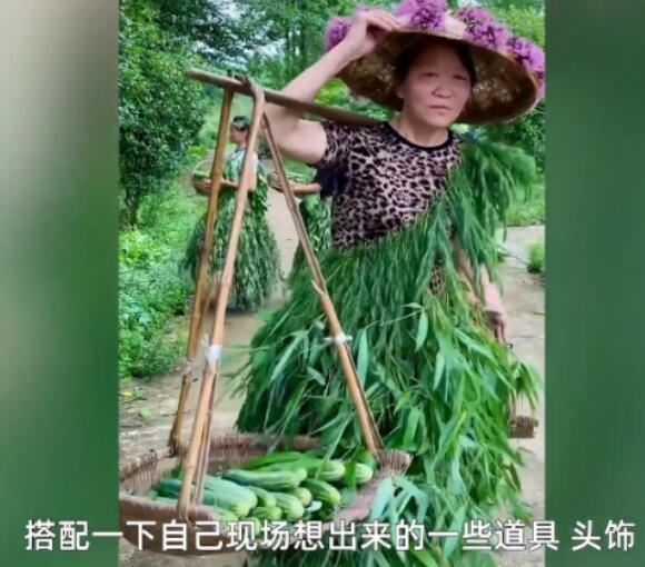 魔性！农村大妈抱自家蔬菜走秀，身穿草裙拿丝瓜自信走猫步【图】