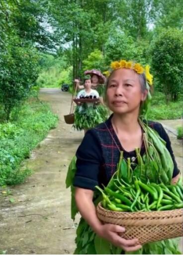 魔性！农村大妈抱自家蔬菜走秀，身穿草裙拿丝瓜自信走猫步【图】
