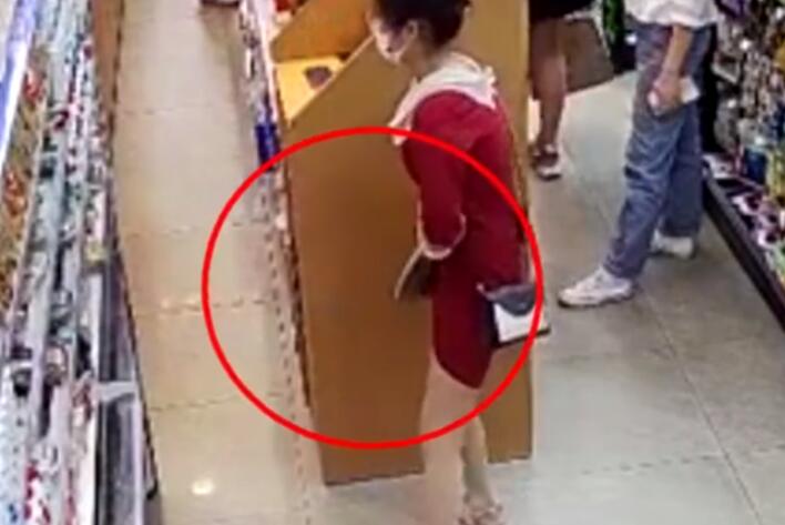 丢人！女子超市盗窃将多件商品塞进裙底 监控拍下全过程