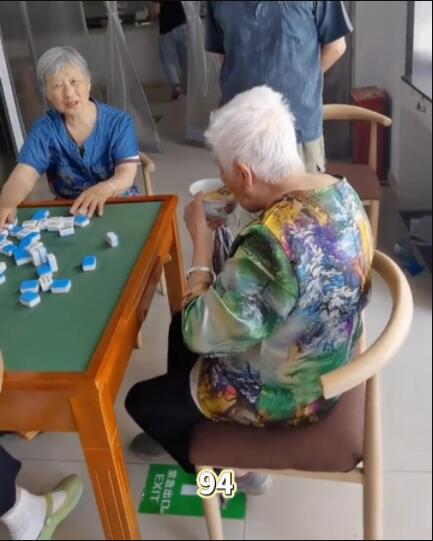想要的幸福！7旬儿子给打麻将的94岁妈妈送饭
