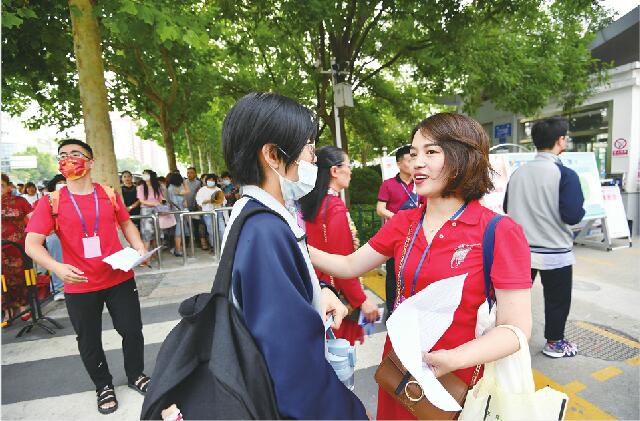 今年高中自主招生计划增加特色招生 涉及科创、医学、经管等多个方向 有学校开出破格录取政策