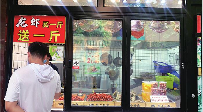 又到一年吃虾季，商家上演“跨赛道”竞争好戏 干果店也卖起小龙虾 还成了爆款