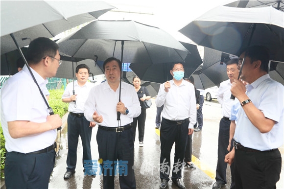 孙立成检查城区易积水点情况时强调：精准施策整治易积水路段确保防汛安全