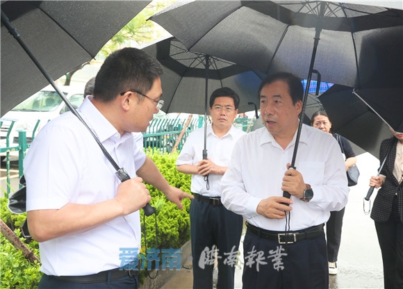 孙立成检查城区易积水点情况时强调：精准施策整治易积水路段确保防汛安全