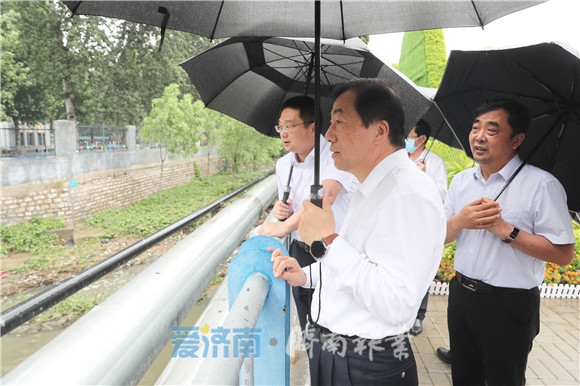 孙立成检查城区易积水点情况时强调：精准施策整治易积水路段确保防汛安全