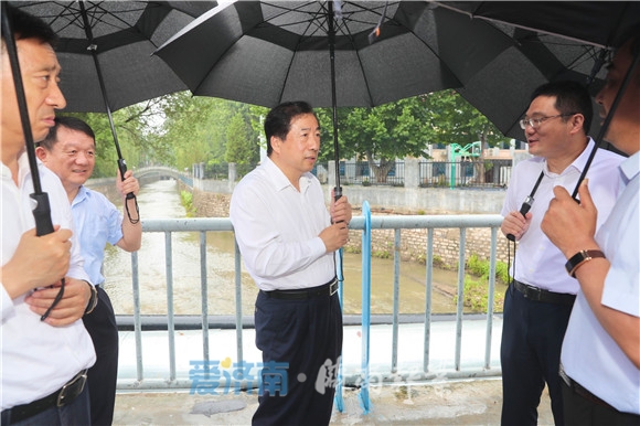 孙立成检查城区易积水点情况时强调：精准施策整治易积水路段确保防汛安全