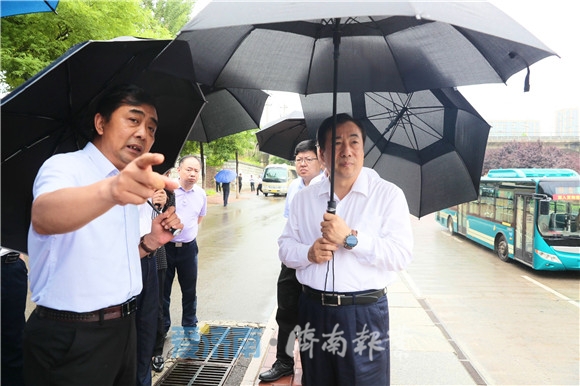 孙立成检查城区易积水点情况时强调：精准施策整治易积水路段确保防汛安全