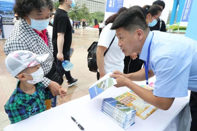 你的问题我来答！济南市举办安全生产月宣传咨询日活动