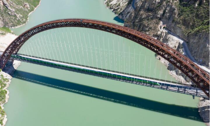 世界屋脊进入“复兴号”时代——写在拉林铁路开通运营之际