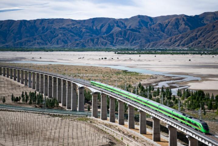 世界屋脊进入“复兴号”时代——写在拉林铁路开通运营之际