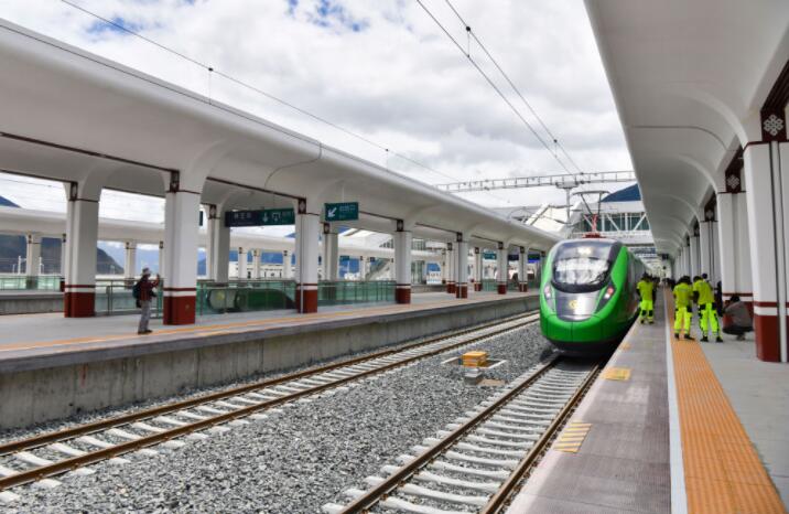 世界屋脊进入“复兴号”时代——写在拉林铁路开通运营之际