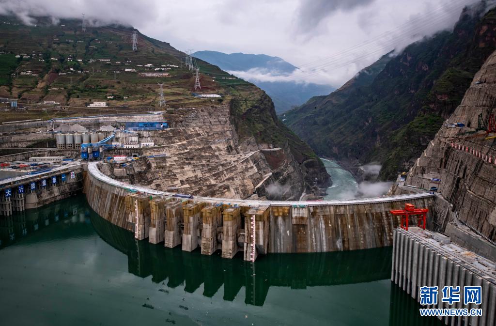 新华全媒+丨水拍云崖展翅起 “白鹤”飞舞金沙间——解码“西电东送”国家重大工程白鹤滩水电站