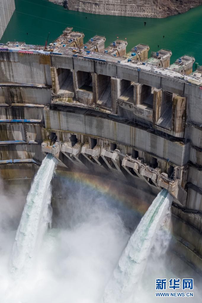 新华全媒+丨水拍云崖展翅起 “白鹤”飞舞金沙间——解码“西电东送”国家重大工程白鹤滩水电站