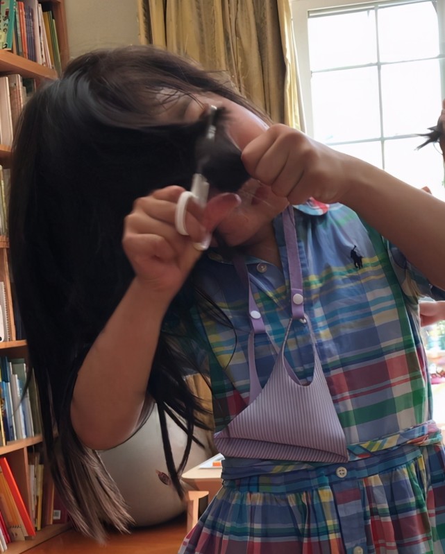 汤唯4岁女儿照片罕曝光 脸蛋圆润穿围裙给自己剪头发
