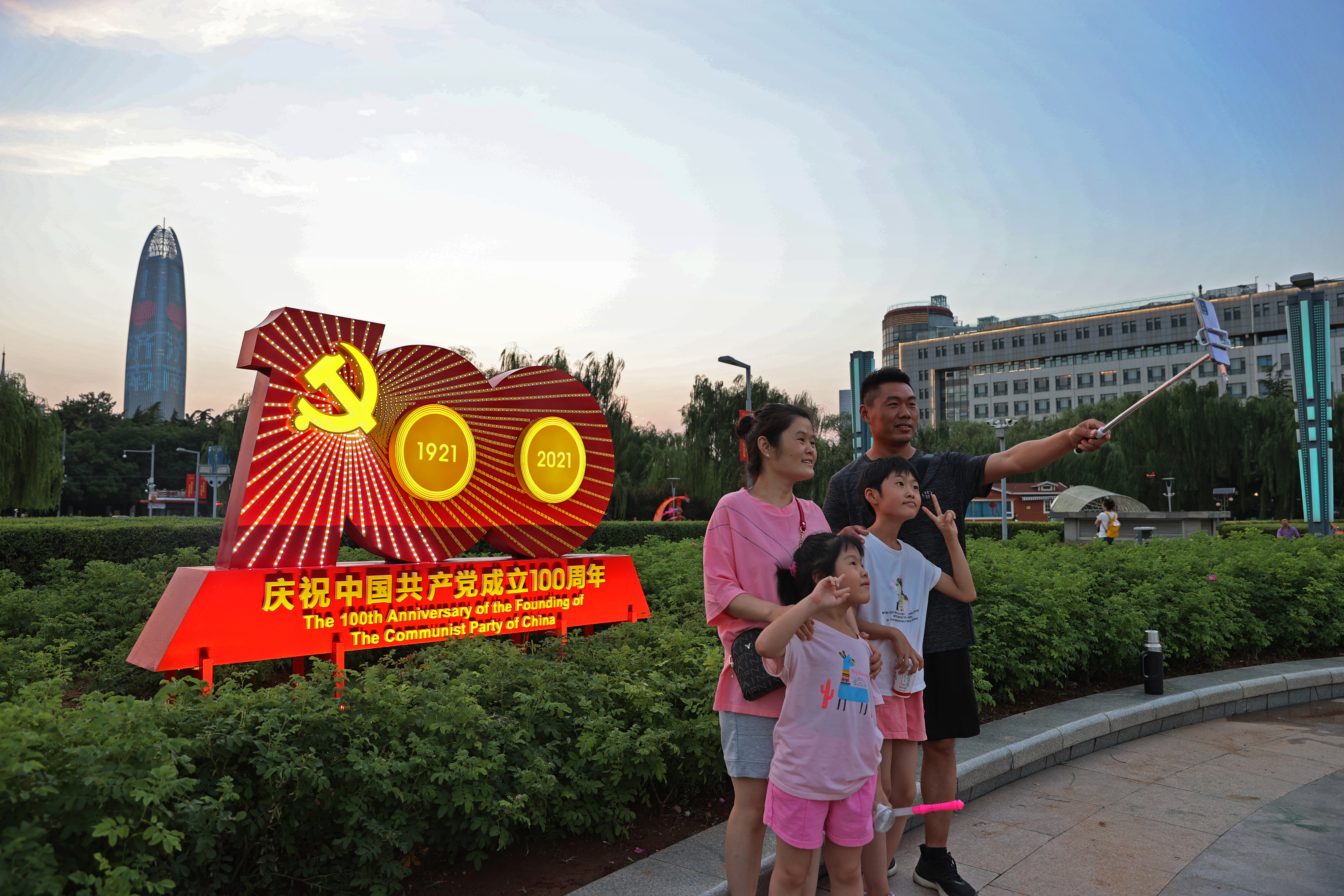 泉标被点“靓” 广场着“彩装” 泉城广场“花式”庆建党百年