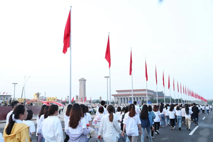 这就是今天早上的天安门广场！