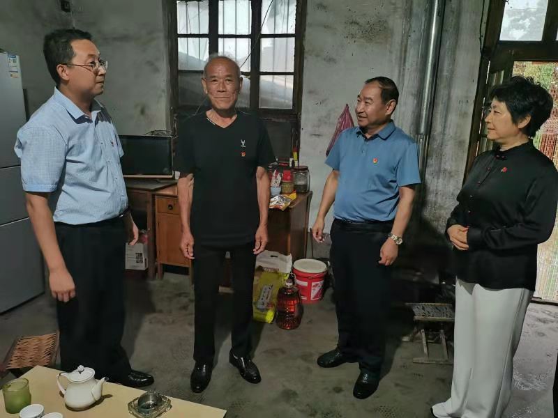 迎七一  办实事  送温暖 济南日报报业集团走访慰问老党员和困难群众