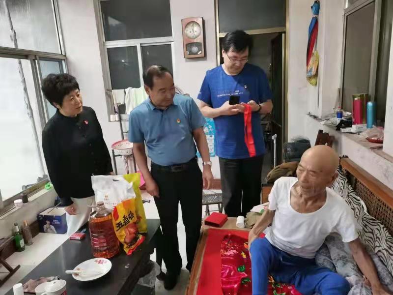 迎七一  办实事  送温暖 济南日报报业集团走访慰问老党员和困难群众