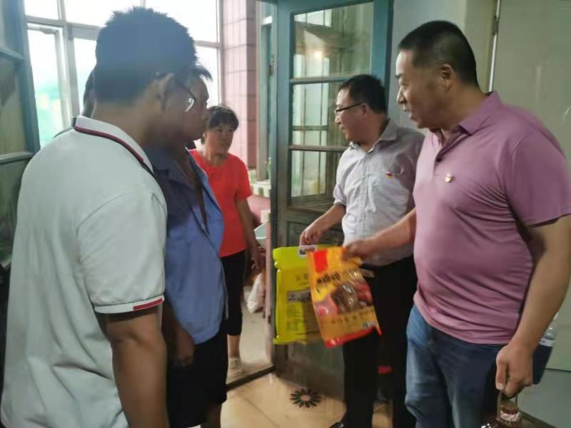 迎七一  办实事  送温暖 济南日报报业集团走访慰问老党员和困难群众