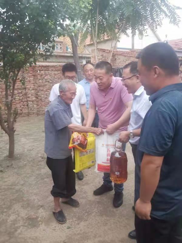 迎七一  办实事  送温暖 济南日报报业集团走访慰问老党员和困难群众