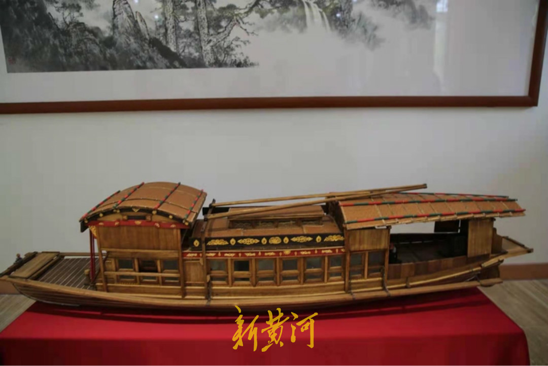 这艘“南湖红船”，载着初心驶向前方 济南师徒二人以1:10比例复制，有桌椅、活动门窗还有配套的哨船