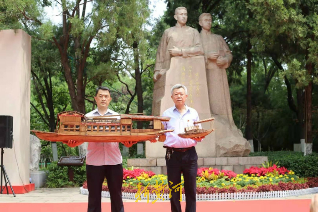 这艘“南湖红船”，载着初心驶向前方 济南师徒二人以1:10比例复制，有桌椅、活动门窗还有配套的哨船