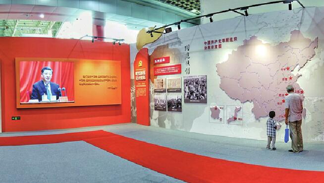 “百年风华 初心如炬——济南市庆祝中国共产党成立100周年主题展览”火热进行 主题展现场，学生的“校外党史课堂”