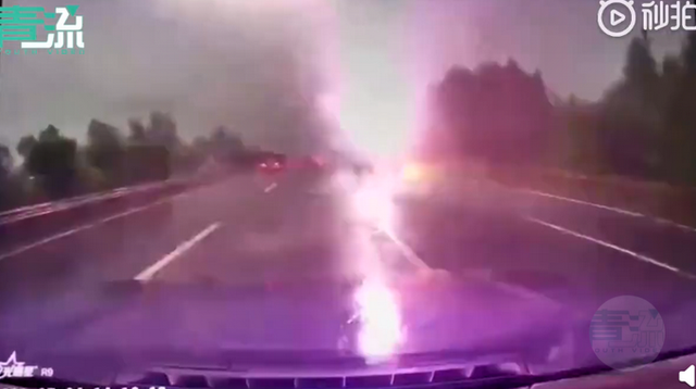 万幸！高速行驶的车辆被闪电余波击中：后视镜被击碎 还好人没事
