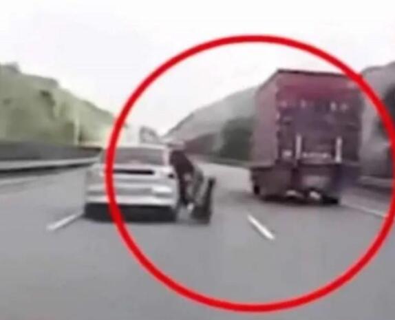 警方通报网约车乘客高速上跳车，车里到底发生了什么？