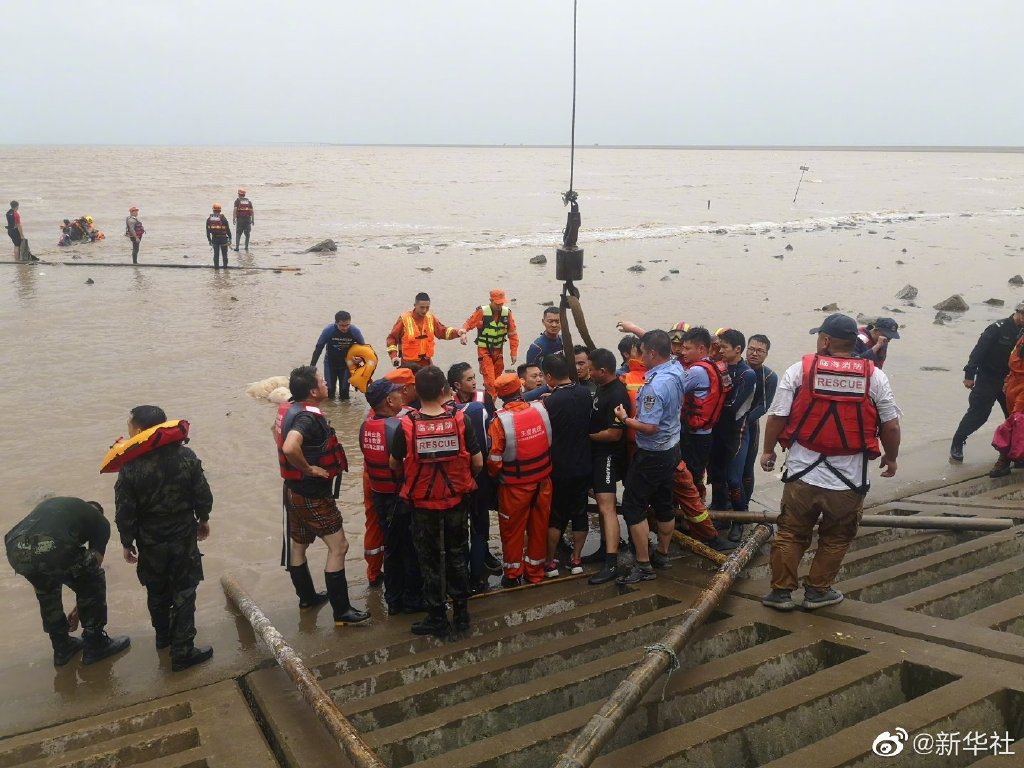 浙江台州警民合力紧急营救搁浅鲸鱼