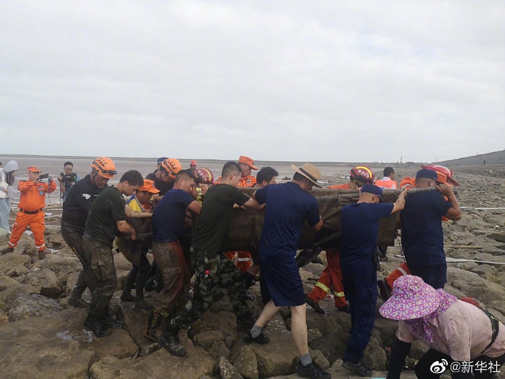 浙江台州警民合力紧急营救搁浅鲸鱼