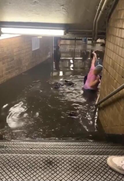 瞬间齐腰深！纽约暴雨 洪流猛灌地铁站【图】