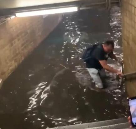 瞬间齐腰深！纽约暴雨 洪流猛灌地铁站【图】