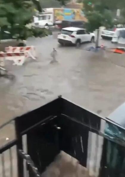 瞬间齐腰深！纽约暴雨 洪流猛灌地铁站【图】