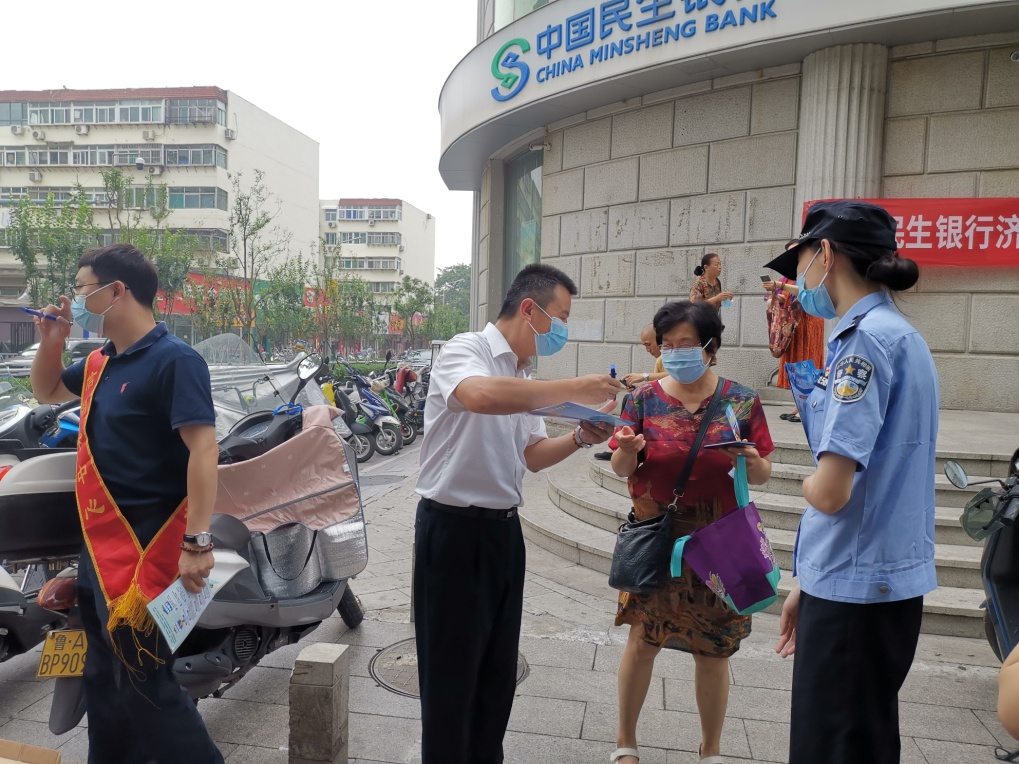 为群众办实事，警银联手宣传“反诈防骗”保障群众安全