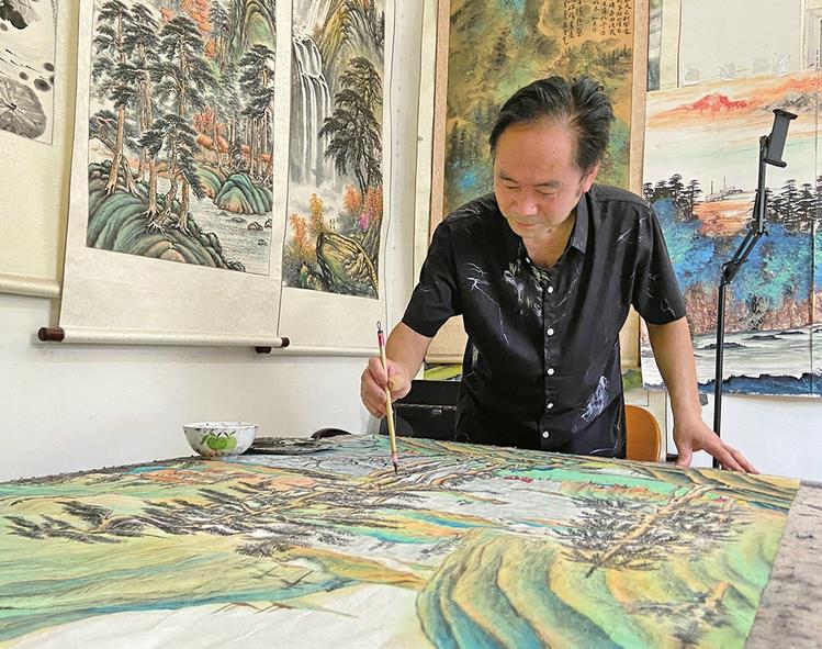 小区传达室里藏着一个保安“画家” 当过焊工、做过设计师，坚持作画50年的他觉得“画画的时候最幸福”