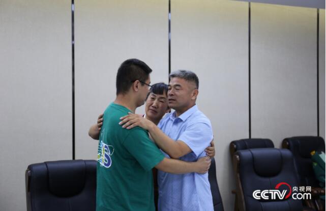 郭刚堂夫妇与失散24年儿子团聚 2名犯罪嫌疑人已抓获